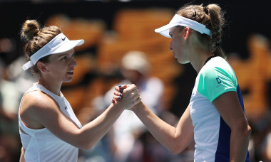 Simona Halep și Elise Mertens, după meciul direct de la Melbourne / Foto: Getty Images