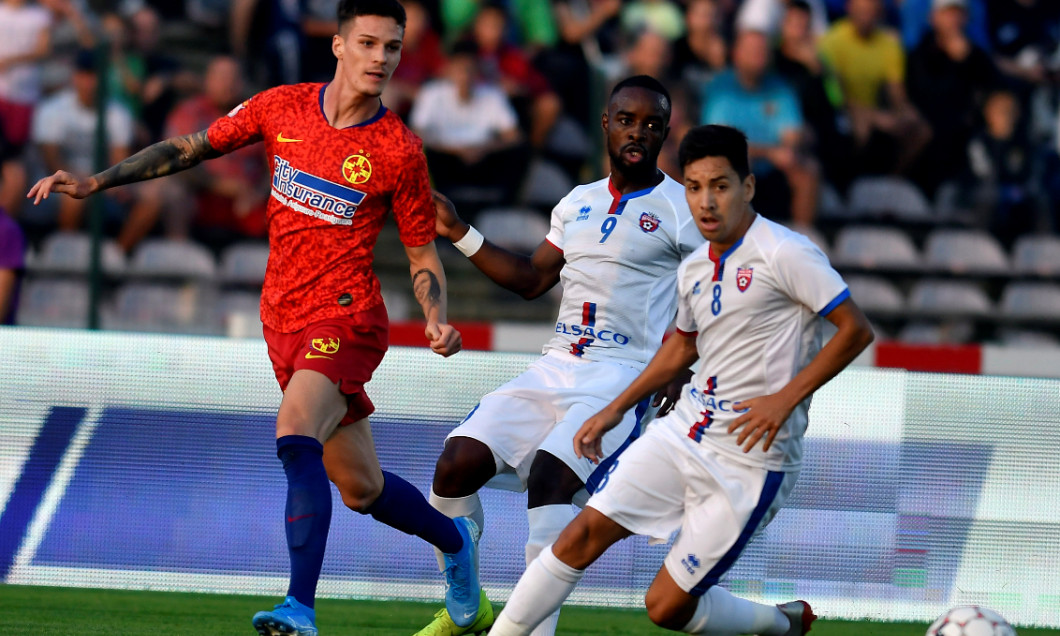 Reagy Ofosu și Jonathan Rodriguez, în duel cu Dennis Man, în meciul FC Botoșani - FCSB / Foto: Sport Pictures