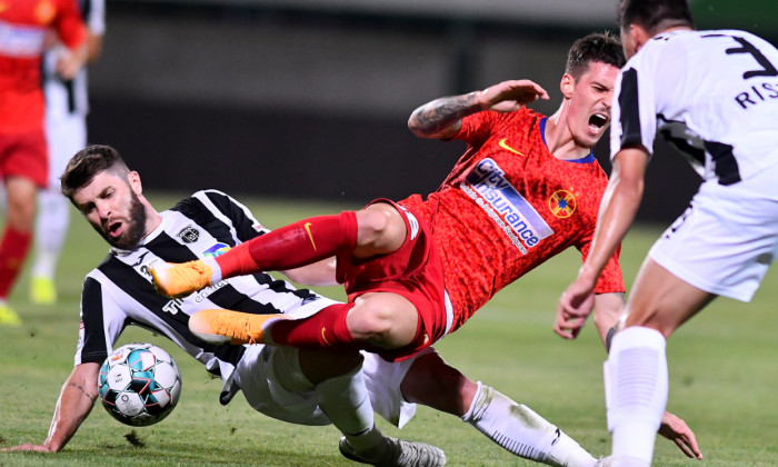 Mihai Răduț îl faultează pe Dennis Man, în meciul Astra - FCSB / Foto: Sport Pictures