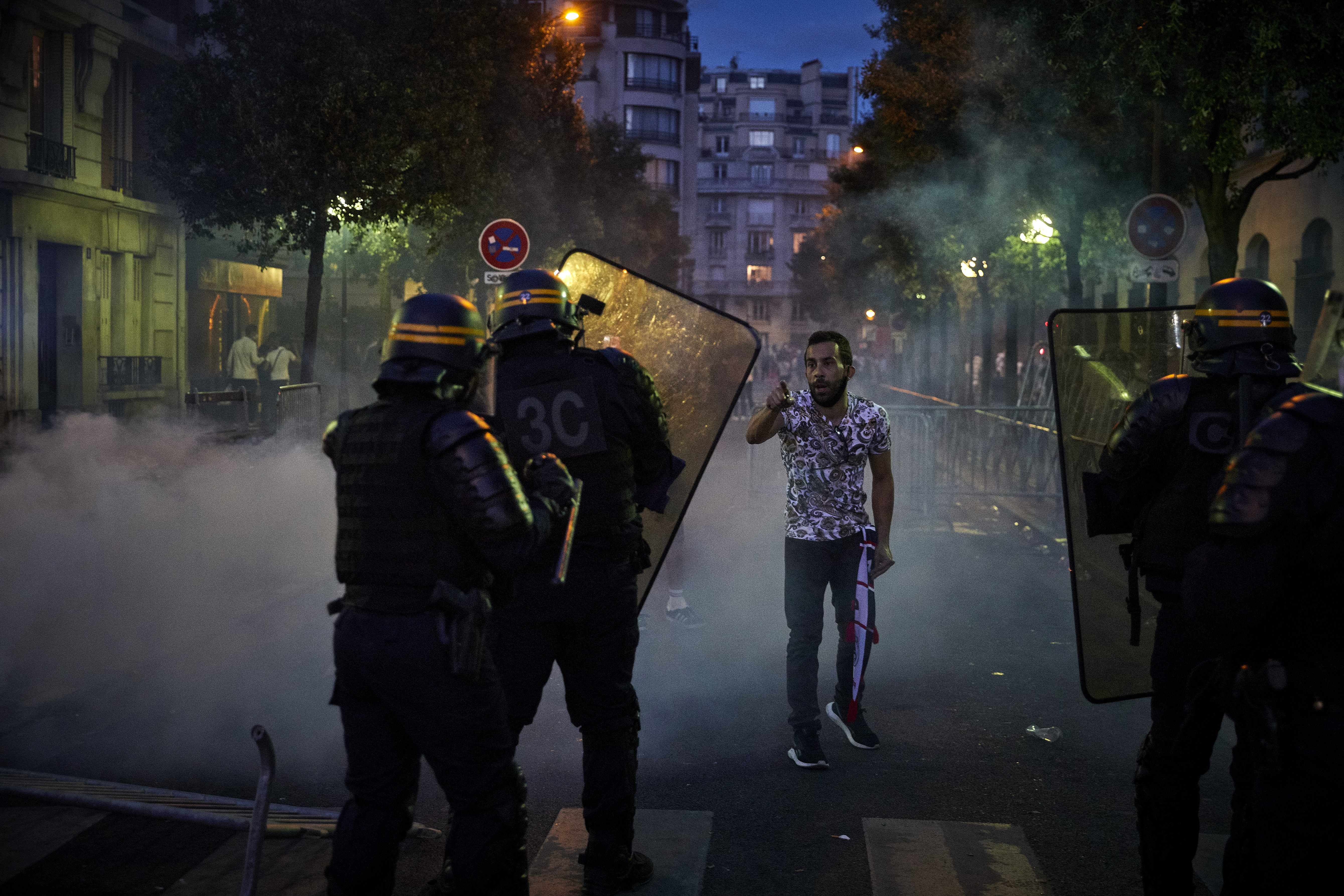 Dezastru pe Champs-Elysees! Lupte cu poliția și mașini în flăcări după înfrângerea PSG-ului în fața lui Bayern