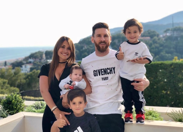 Reacția inedită a Antonelei Roccuzzo când a văzut ”meciul” dintre Lionel Messi și copiii săi: ”Lasă-i să câștige!”