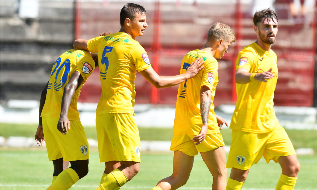 Fotbaliștii echipei Petrolul Ploiești, în meciul cu Reșița / Foto: Sport Pictures