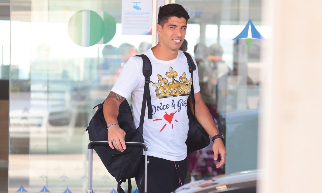 *EXCLUSIVE* Luis Suarez and his family arrive to Barcelona after their summer vacation