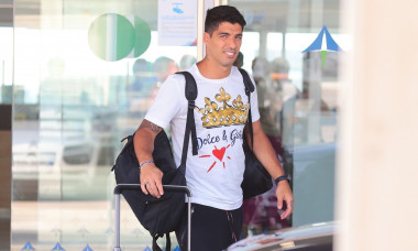 *EXCLUSIVE* Luis Suarez and his family arrive to Barcelona after their summer vacation
