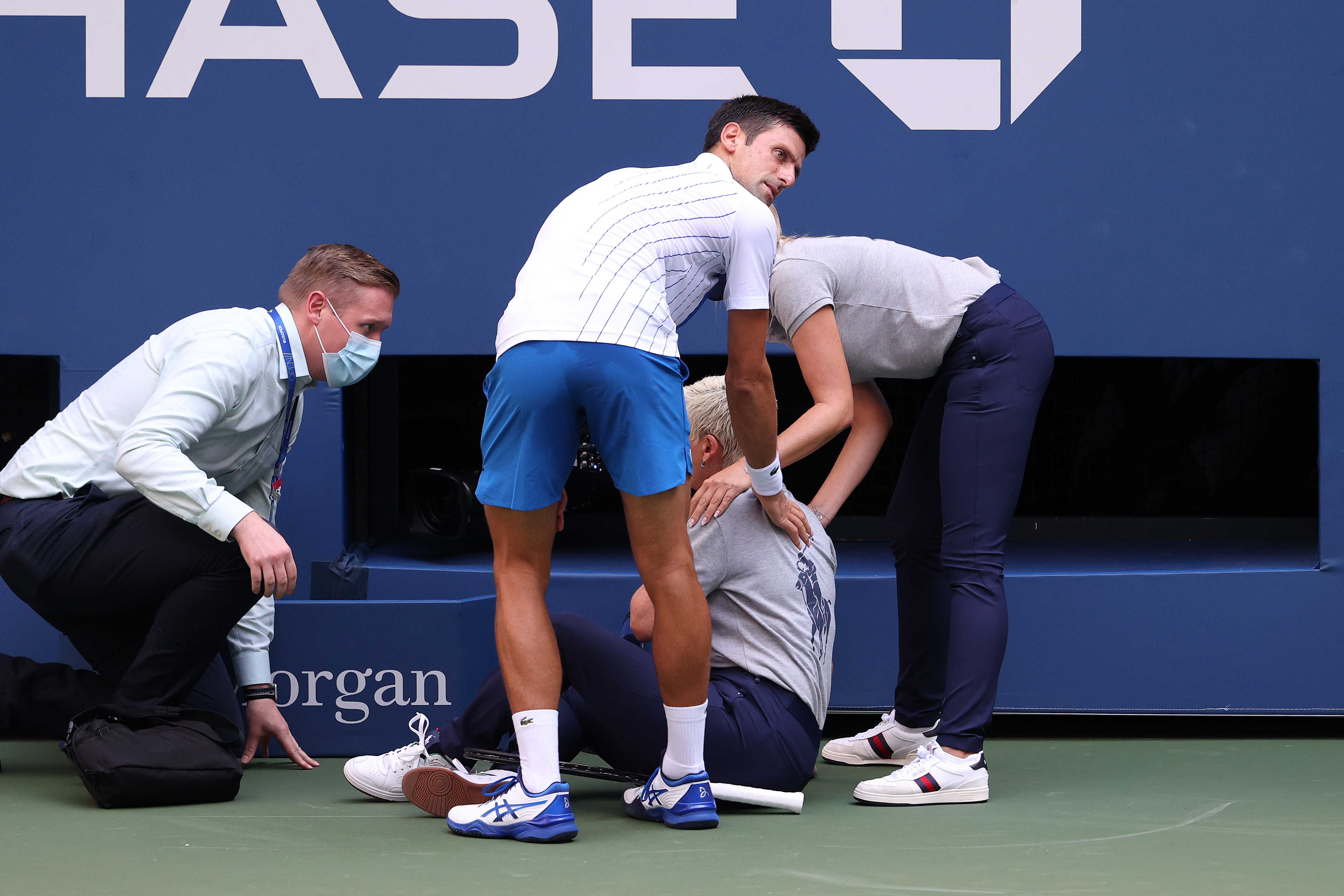 Novak Djokovic, descalificat de la US Open, din cauza unui gest controversat: a lovit o arbitră cu mingea. VIDEO