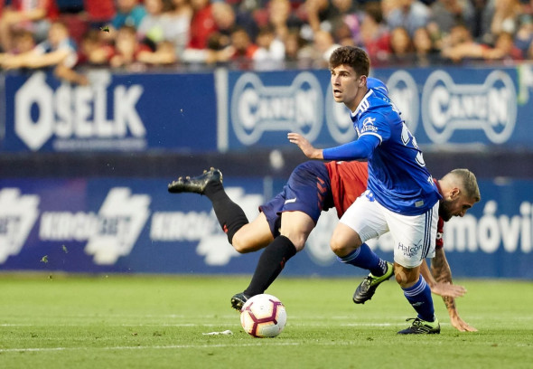 8th June 2019, El Sadar Stadium, Pamplona, Navarre, Spain; Segunda Division football, CA Osasuna versus Oviedo FC; Javi Hernandez (Real Oviedo) beats Brandon (CA Osasuna)