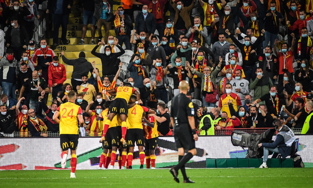 Fotbaliștii lui Lens, după golul marcat în meciul cu PSG / Foto: Profimedia