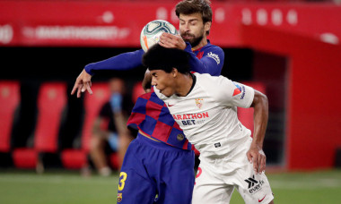 Jules Kounde și Gerard Pique, într-un meci Sevilla - Barcelona / Foto: Getty Images