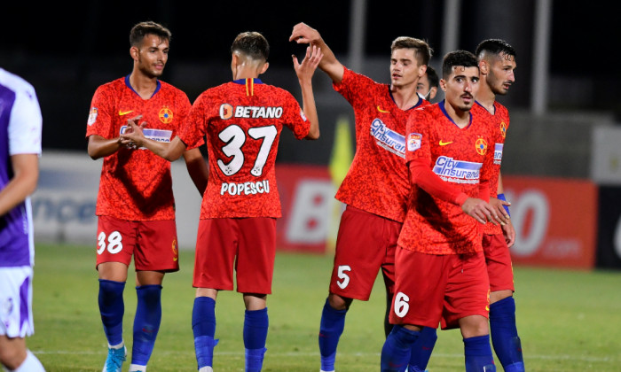 Fotbaliștii de la FCSB, la sfârșitul meciului cu FC Argeș, câștigat cu 3-0 / Foto: Sport Pictures