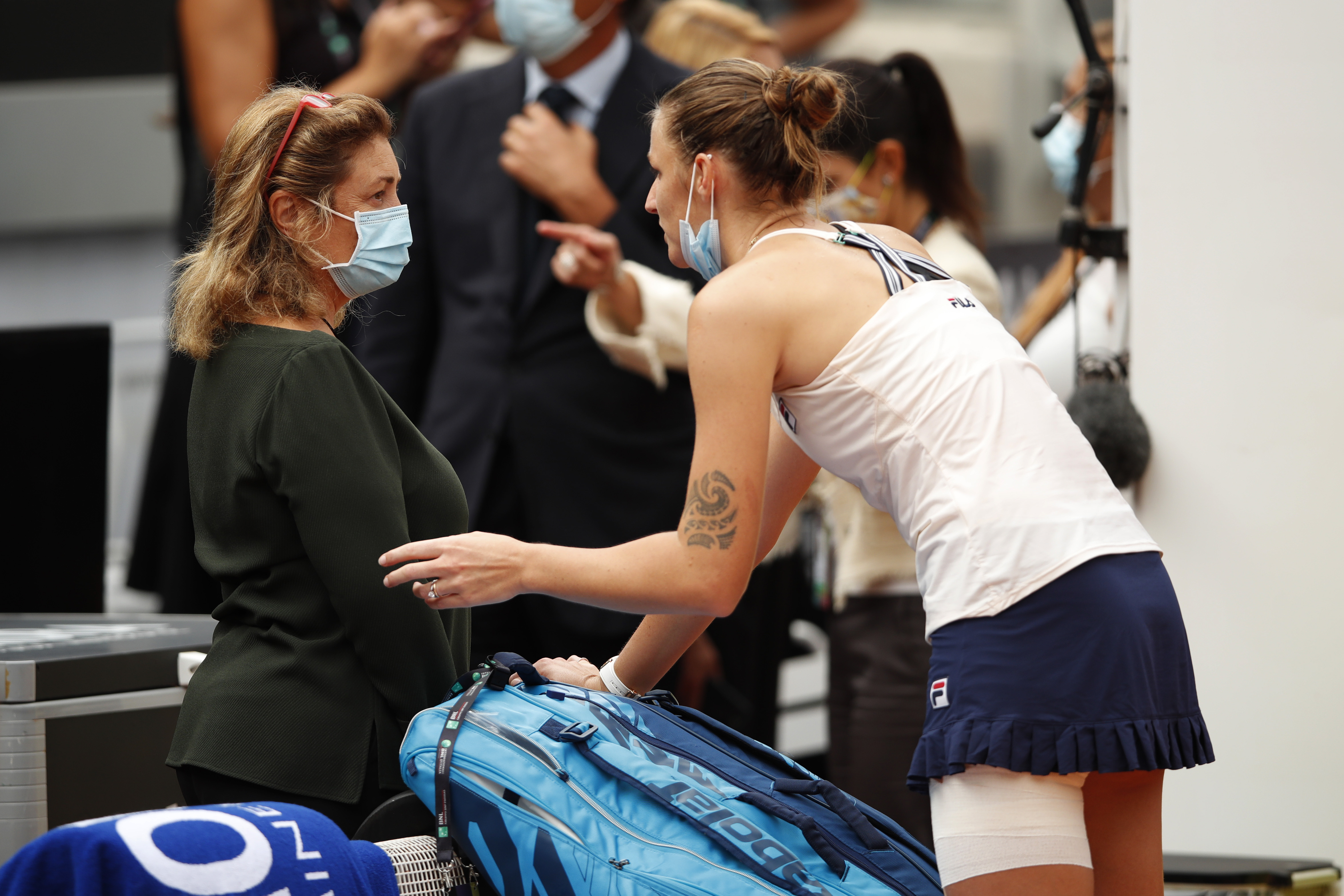 După ce a abandonat finala, Karolina Pliskova i s-a adresat direct Simonei Halep la festivitatea de premiere. Reacția româncei