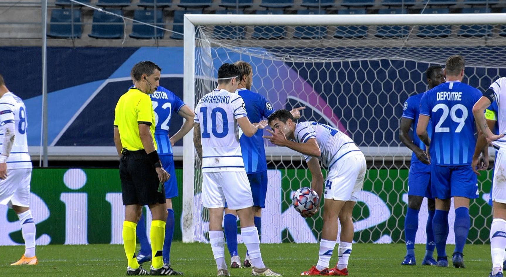 Doi jucători ai lui Mircea Lucescu, gest nemaivăzut pe un teren de fotbal. Au făcut-o chiar sub ochii lui Hațegan