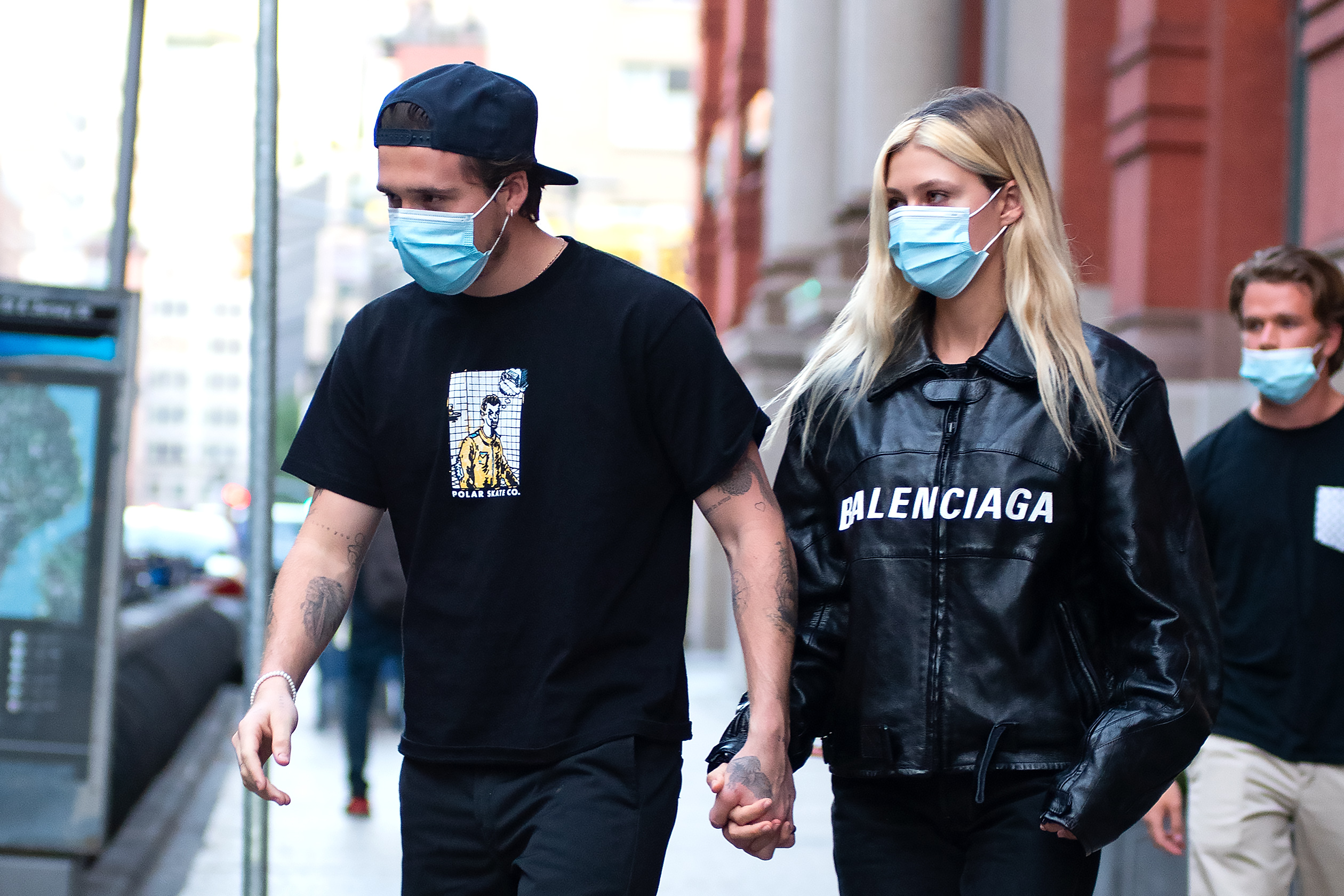 Asortați și protejați împotriva COVID-19. Cum au fost surprinși Brooklyn Beckham și Nicola Peltz pe străzile din New York