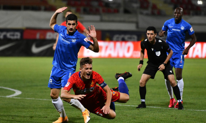 Ovidiu Perianu, faultat în careu în minutul 13 al meciului cu Slovan Liberec / Foto: Sport Pictures
