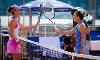 Simona Halep și Irina Begu, după meciul direct de la Praga / Foto: Profimedia