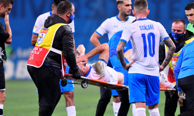 Elvir Koljic, scos de pe teren pe targă în meciul Craiova - Poli Iași / Foto: Sport Pictures