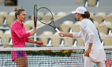 Iga Swiatek și Simona Halep, după meciul direct de la Roland Garros / Foto: Getty Images