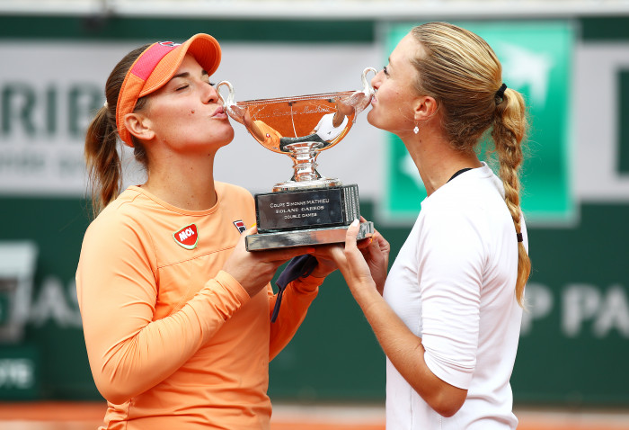 Galerie Foto Reginele De Pe Zgura ParizianÄƒ Perechea Mladenovic Babos Al Doilea Titlu Consecutiv La Roland Garros