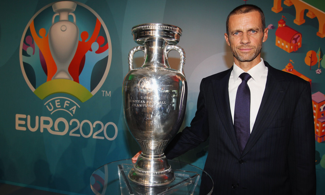 Președintele UEFA, Aleksander Ceferin, alături de trofeul Campionatului European de Fotbal / Foto: Getty Images