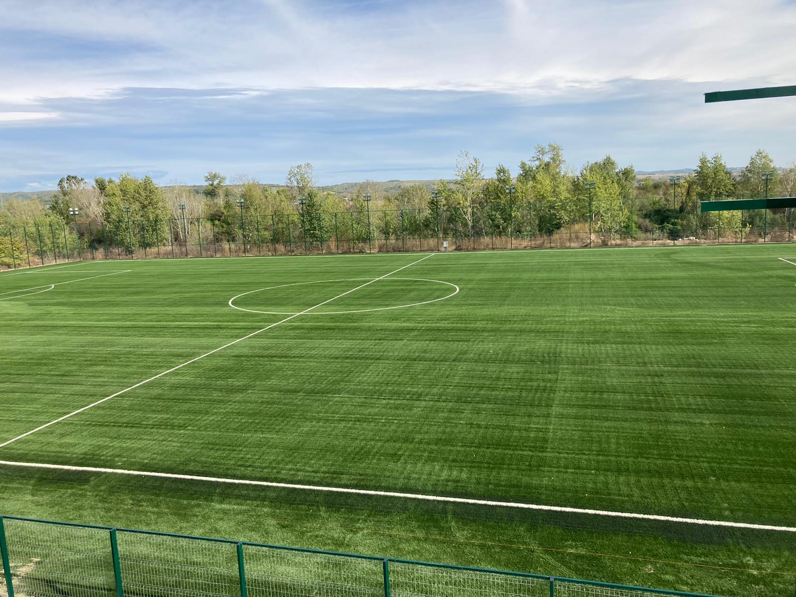 Până să fie gata noul stadion, Chindia are un teren sintetic nou-nouţ, de dimensiuni normale