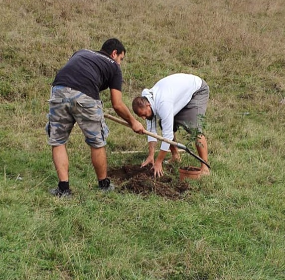 Tamaș a lăsat meseria de fotbalist pentru cea de ”pădurar”! Fundașul a plantat copaci, la inițiativa suporterilor clujeni