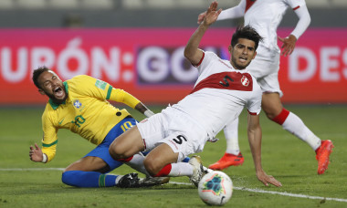 Neymar și Carlos Zambrano, în duel direct în meciul Peru - Brazilia / Foto: Getty Images