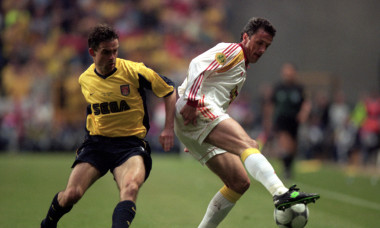 Gică Popescu, în duel cu Marc Overmars, în meciul Galatasaray - Arsenal, finala Cupei UEFA din 2000 / Foto: Getty Images