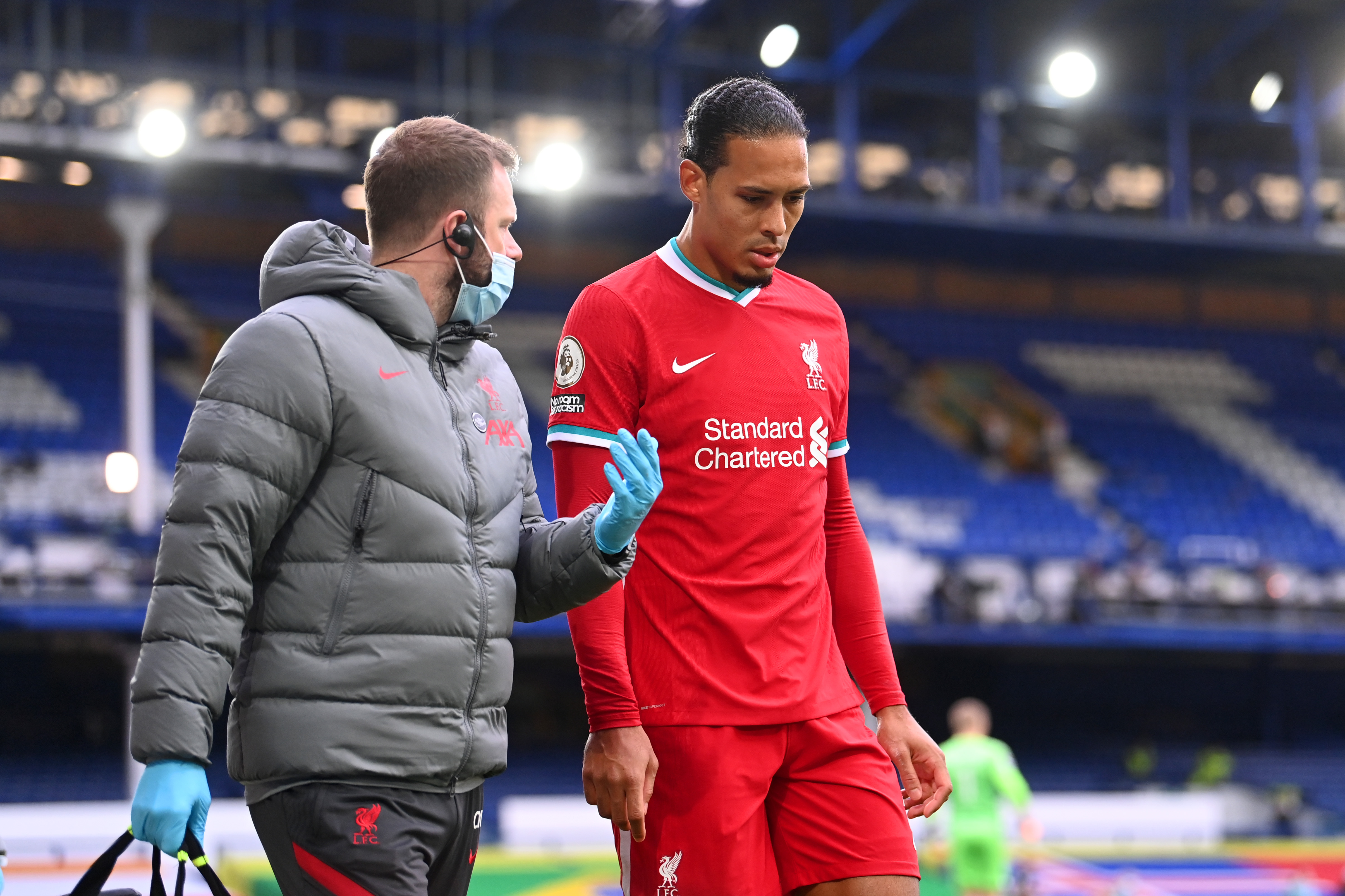 Van Dijk trece prin iad, dar e puternic. Un coleg dezvăluie calvarul căpitanului de la Liverpool