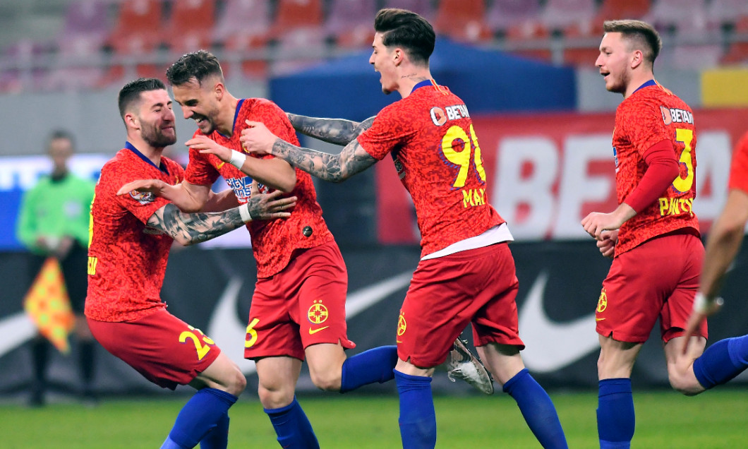 Fotbaliștii de la FCSB, după un gol marcat de Răzvan Oaidă cu Universitatea Craiova / Foto: Sport Pictures