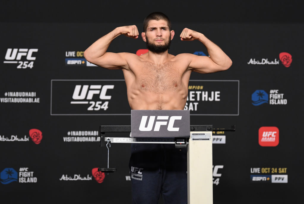 “E unul dintre cei mai duri oameni de pe planetă!” Khabib a luptat cu multiple fracturi la piciorul stâng