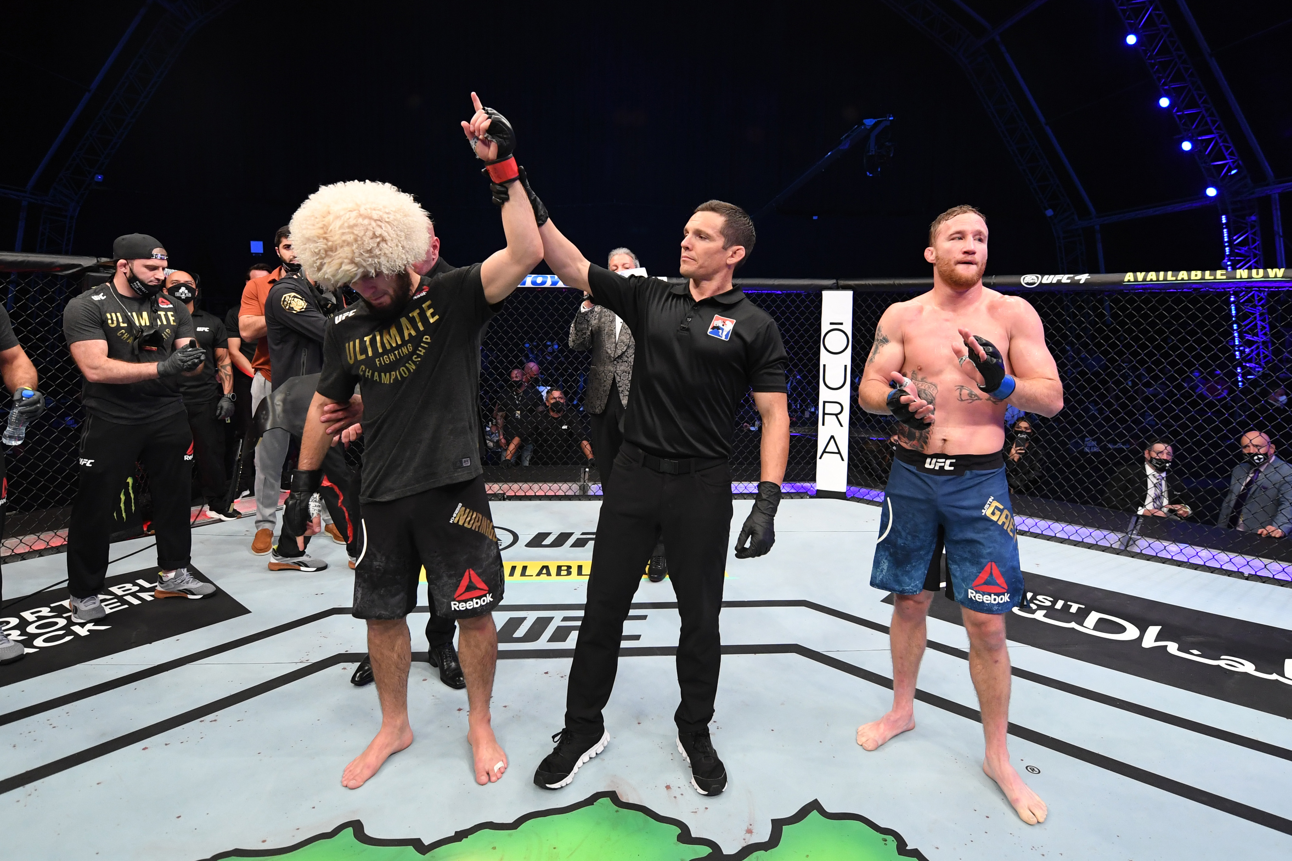 Khabib Nurmagomedov și-a anunțat retragerea după victoria de la UFC 254! Nu voi mai lupta fără tatăl meu