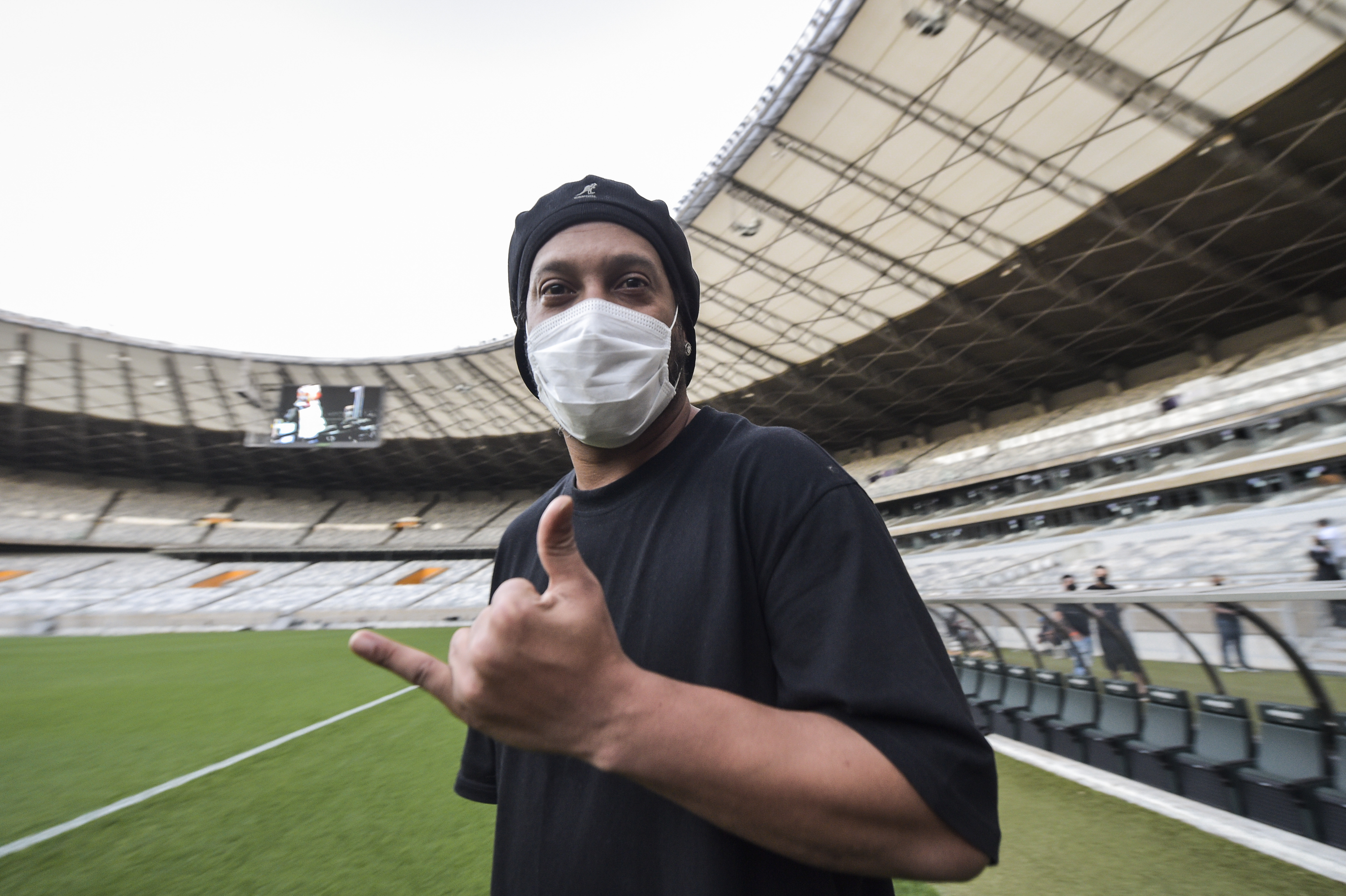 Ronaldinho, cel mai recent star din fotbal depistat cu COVID-19! Brazilianul a făcut anunțul cu zâmbetul pe buze