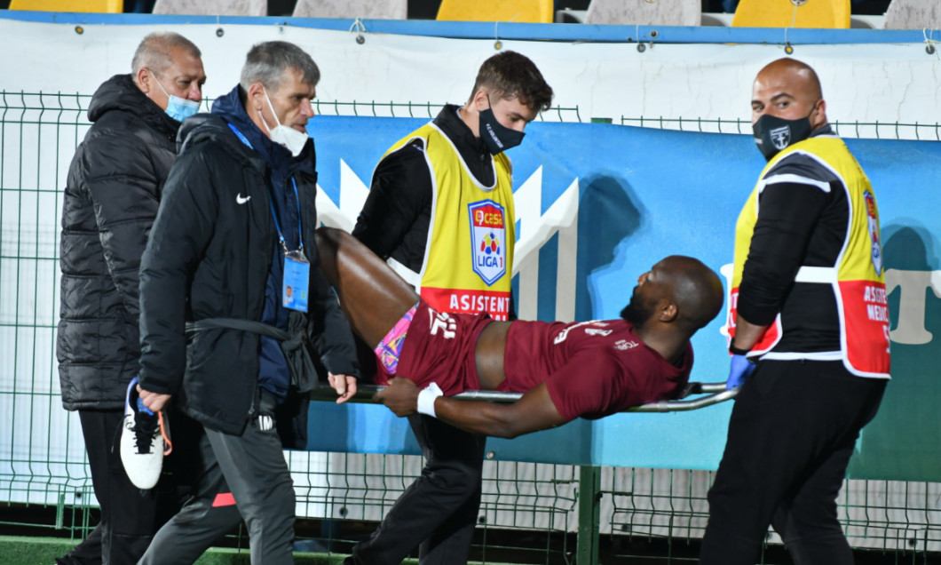 Mike Cestor, scos pe targă de pe gazon în timpul meciului FC Voluntari - CFR Cluj 0-1 / Foto: Sport Pictures