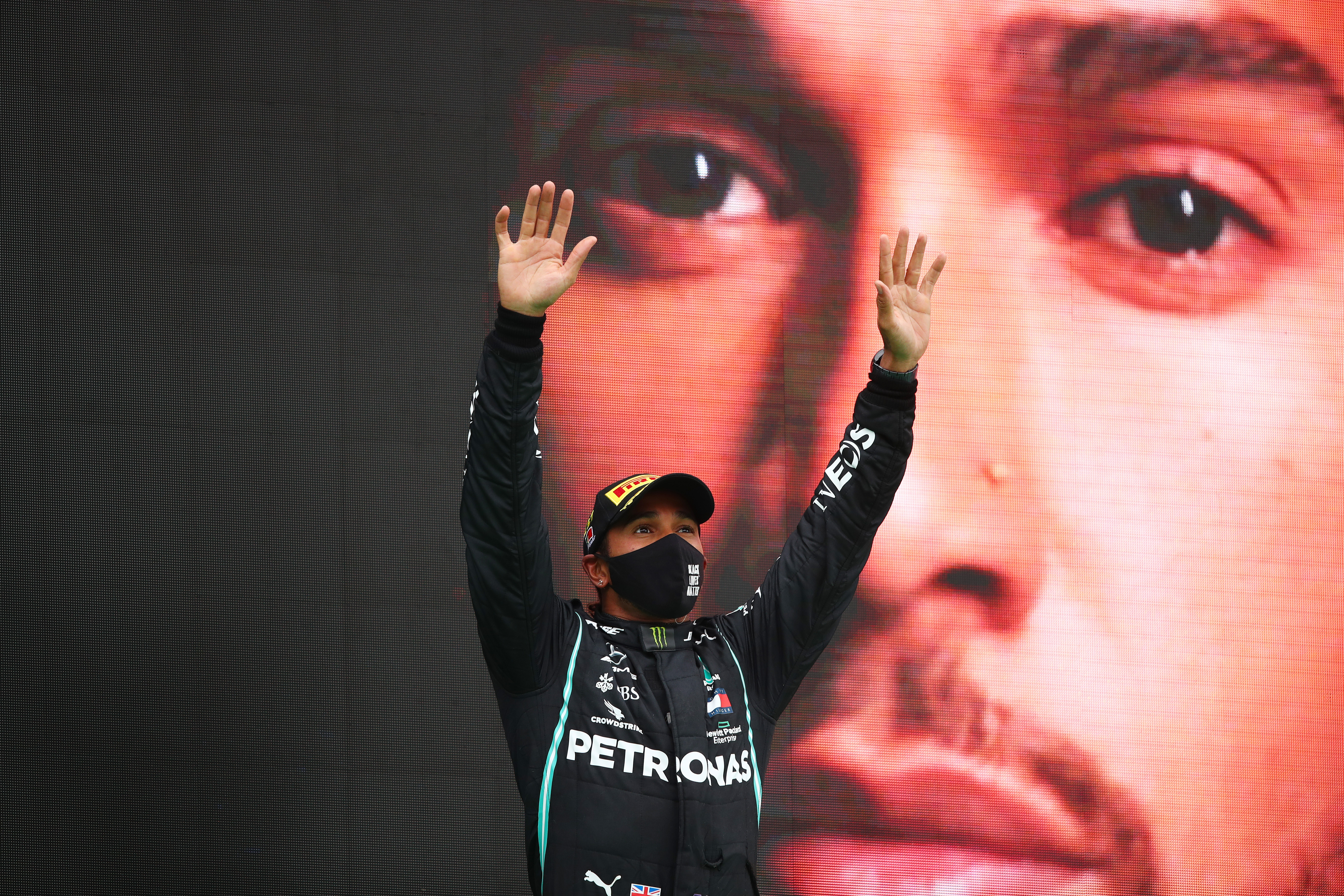 Lewis Hamilton, emoționat după ce a bătut recordul lui Michael Schumacher și a scris istorie în Formula 1
