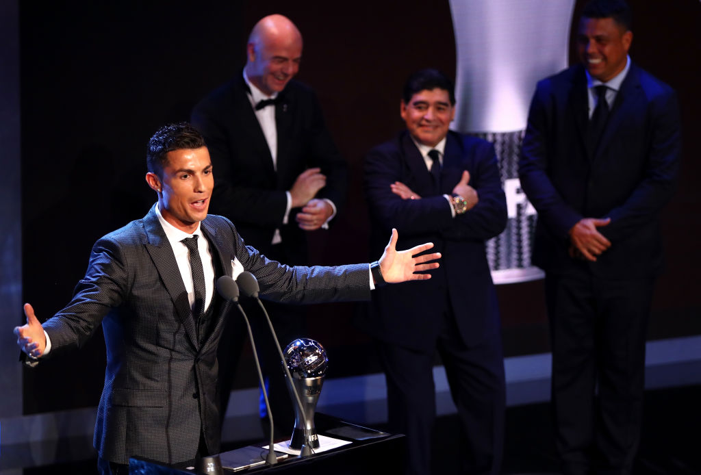 Cum l-a felicitat Cristiano Ronaldo pe Maradona la 60 de ani: ”Numai bine, frate!” Cum l-a ”înțepat” pe Messi în mesaj