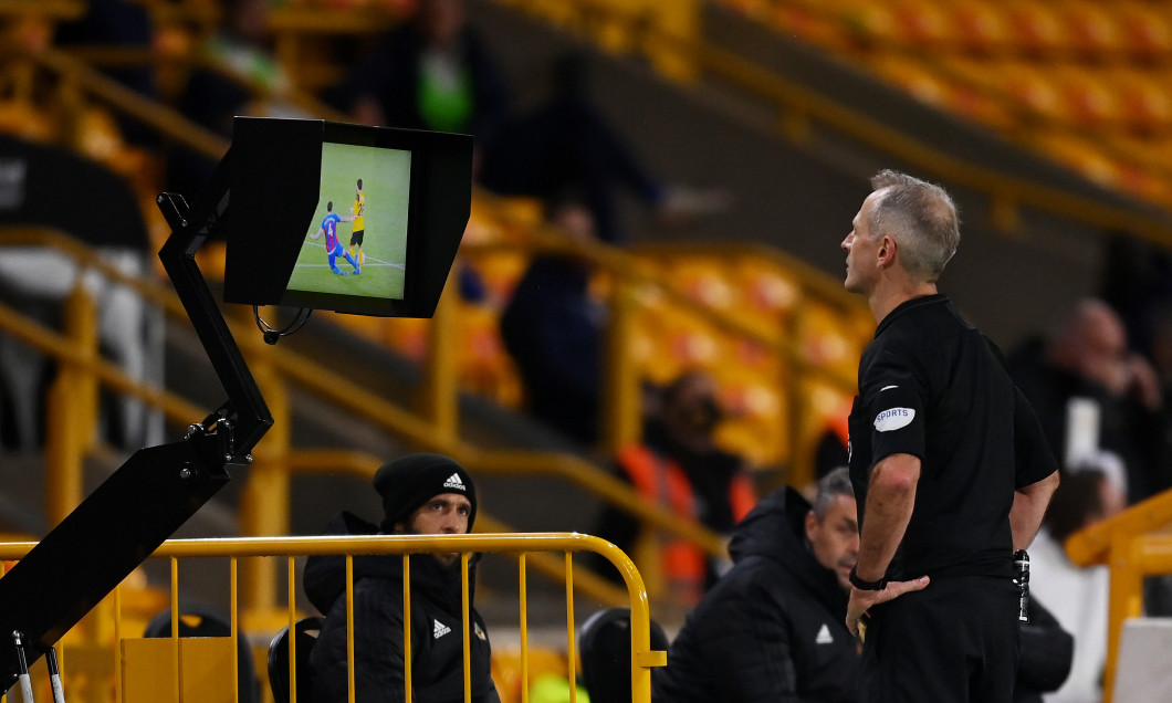 Arbitrul englez Martin Atkinson, folosind sistemul VAR în timpul meciului Wolves - Crystal Palace / Foto: Getty Images