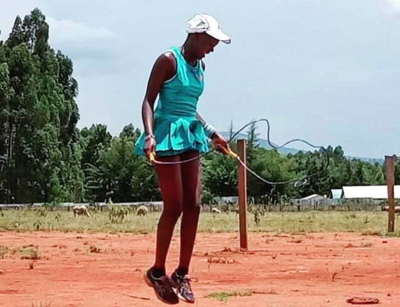 Din pasiune pentru tenis! Sportiva care se antrenează pe pământ, dar visează să devină următoarea Serena Williams