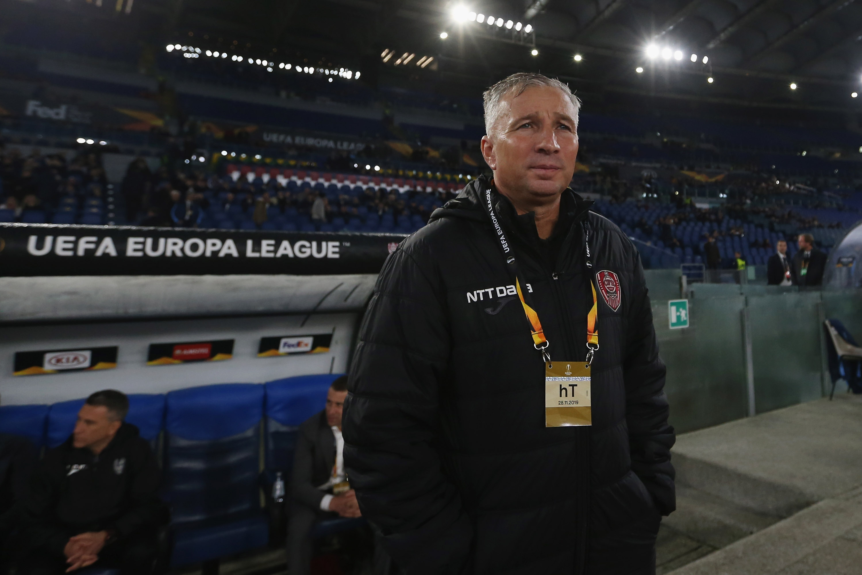 Dan Petrescu are o ofertă de la un club din grupele Europa League! Ar putea antrena trei internaționali români