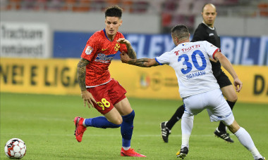Dennis Man și Alexandru Țigănașu, într-un meci FCSB - FC Botoșani / Foto: Sport Pictures