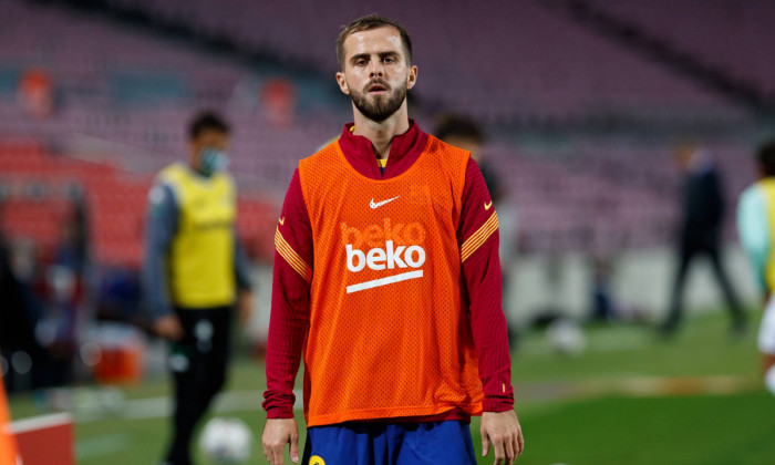 Miralem Pjanic, la încălzire, în timpul meciului Barcelona - Betis / Foto: Profimedia