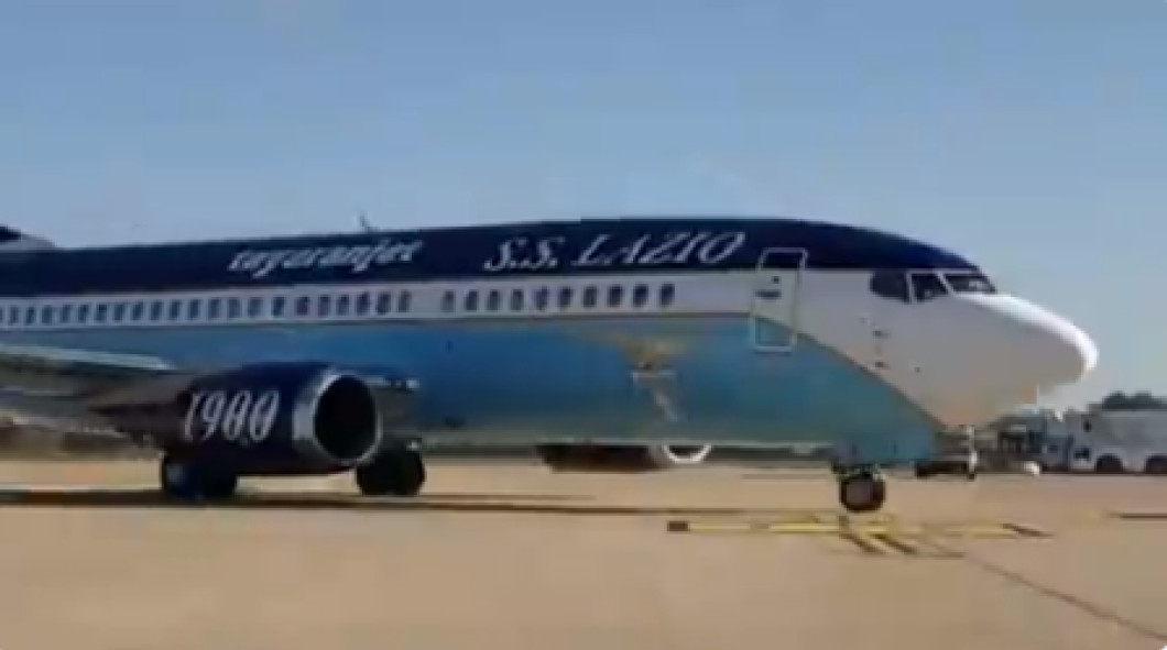 avion pe pista