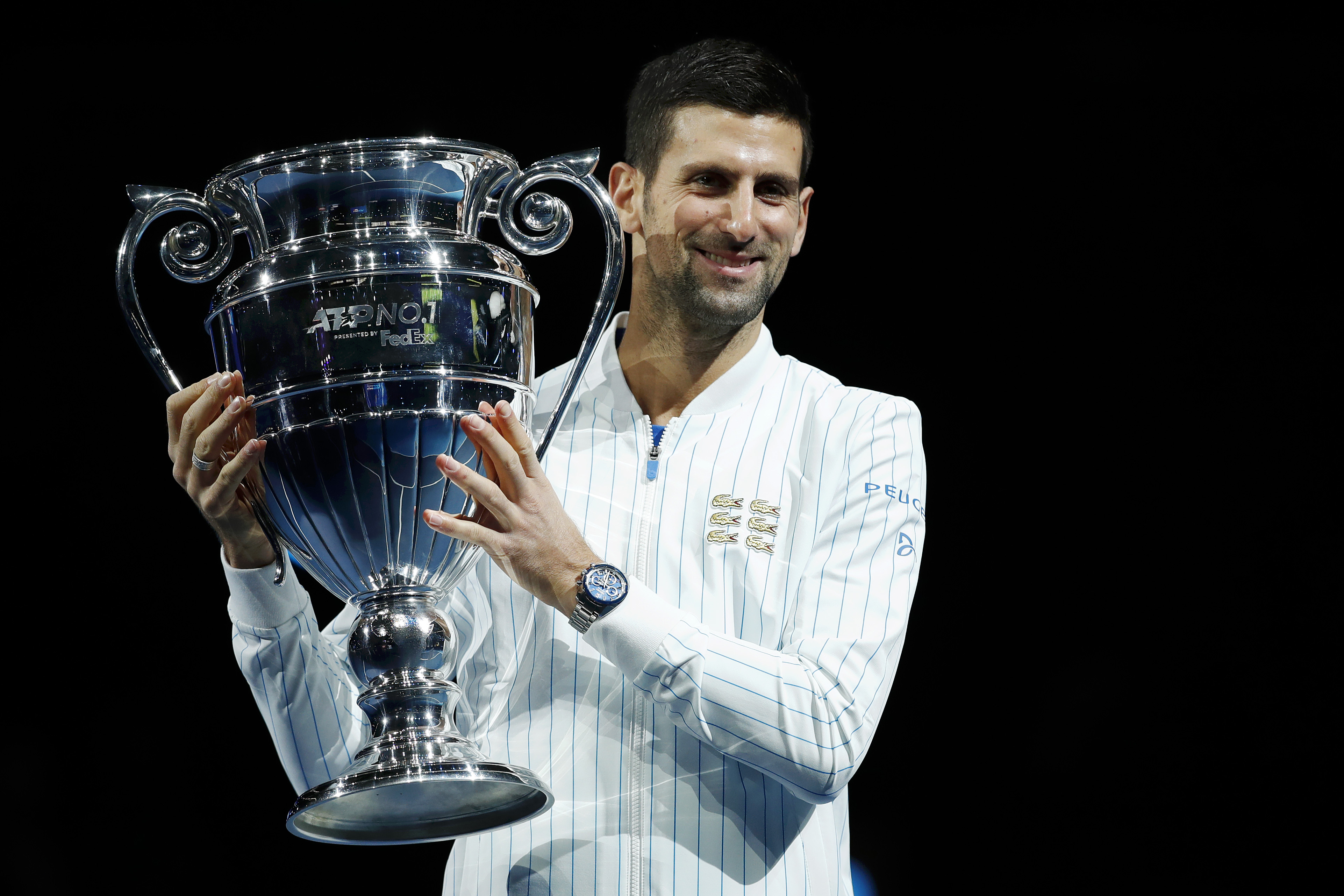 Novak Djokovic, din nou numărul 1, pentru a șasea oară! Sârbul a primit trofeul la Londra