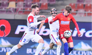 Octavian Popescu, în duel cu Denis Haruț, în timpul meciului FCSB - FC Botoșani / Foto: Sport Pictures