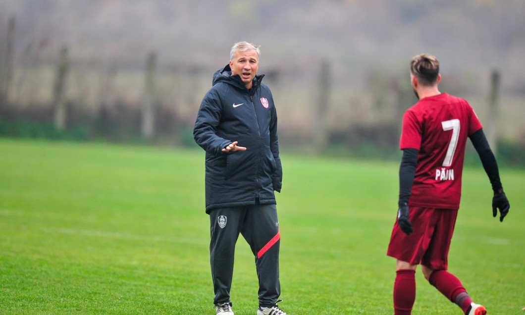 Dan Petrescu, antrenorul și arbitrul de ocazie la CFR Cluj / Foto: Facebook@fotbalclubcfr1907clujnapoca