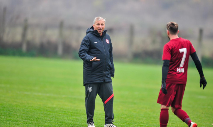 Dan Petrescu, antrenorul și arbitrul de ocazie la CFR Cluj / Foto: Facebook@fotbalclubcfr1907clujnapoca