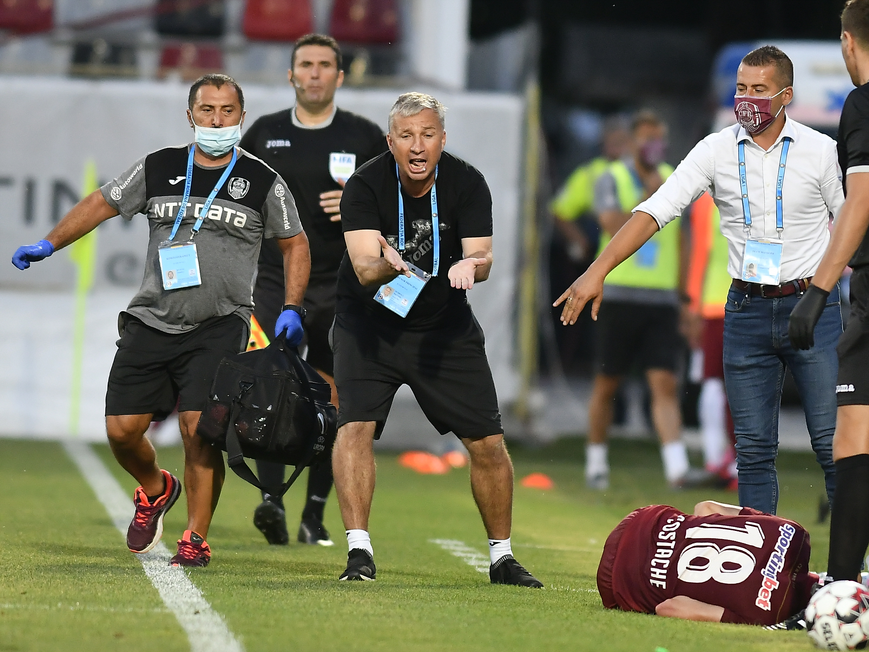 Momentele în care Dan Petrescu și-a ieșit din minți din cauza arbitrilor. Furia "Bursucului", surprinsă de fotografi