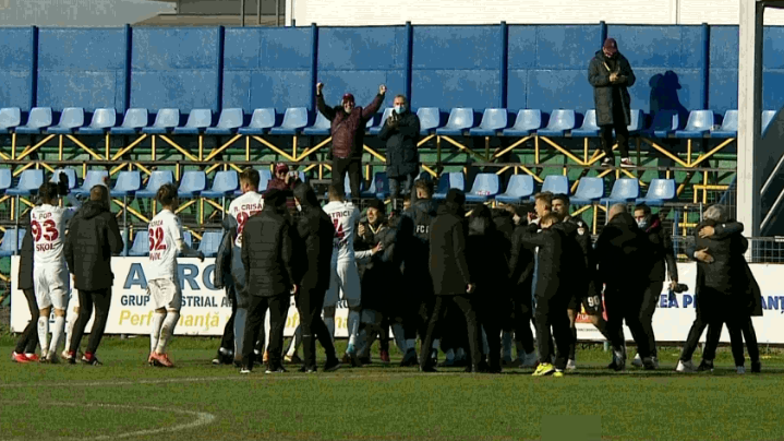 ”Peste tot acasă”. Fotbaliștii de la Rapid au cântat alături de suporteri, prezenți în tribunele stadionului din Bacău