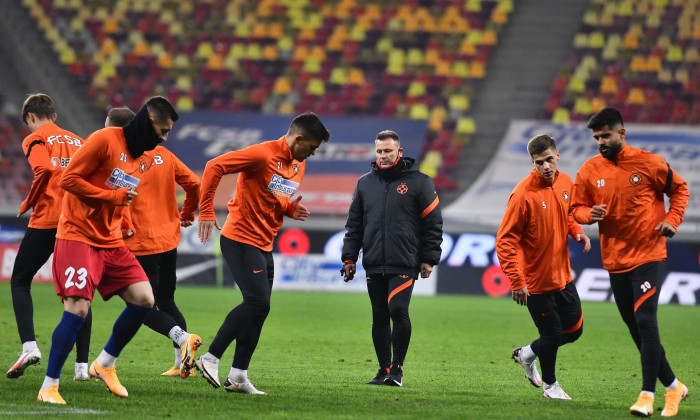 Thomas Neubert, alături de fotbaliștii de la FCSB, înaintea meciului cu FC Botoșani / Foto: Sport Pictures