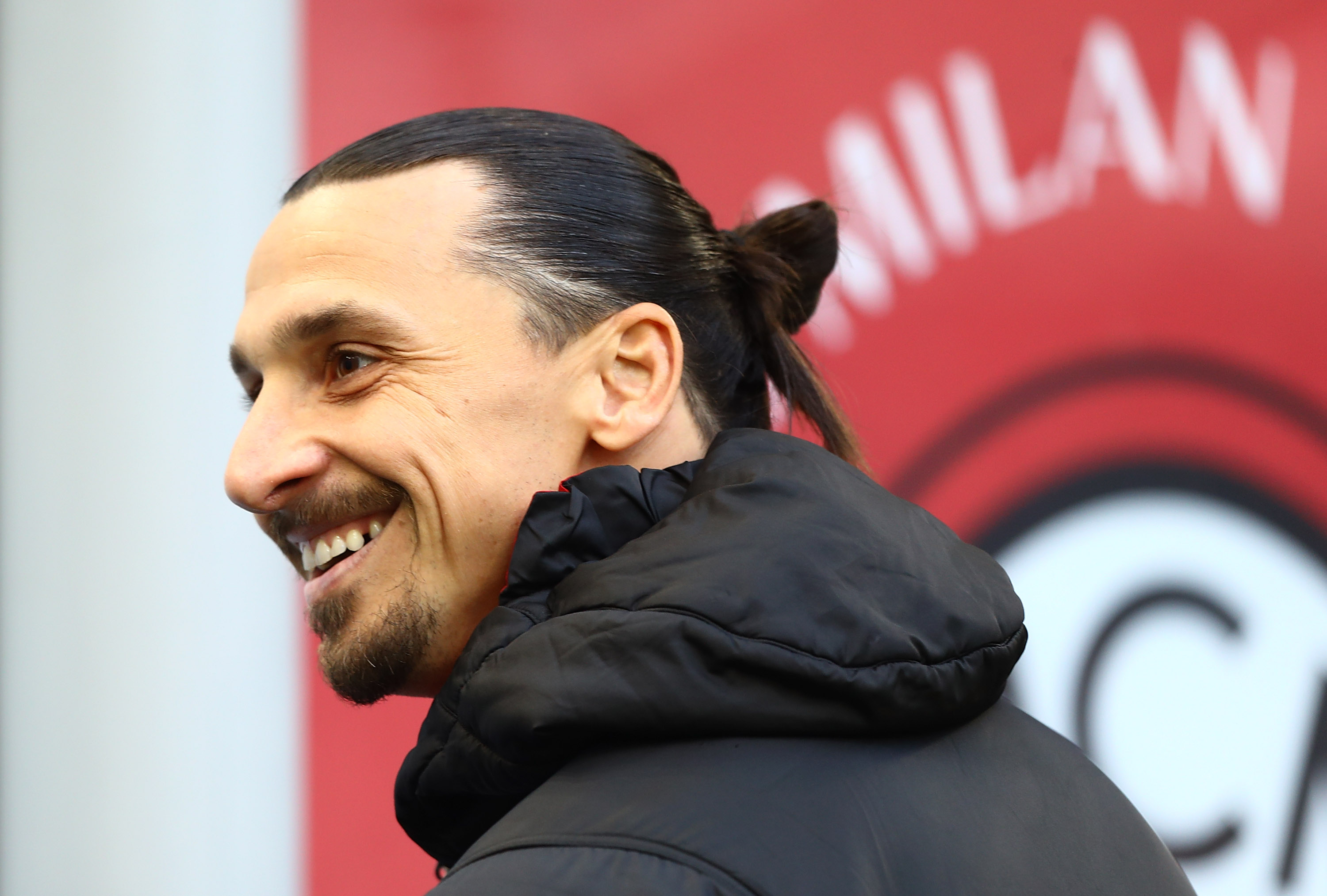 Ibrahimovic și colegii săi, încurajați de fani înainte de meciul cu Juventus! Show pirotehnic la Milano