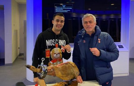 Jose Mourinho reușește să-și surprindă propriii jucători. Cadoul făcut lui Sergio Reguilon de Crăciun: ”Era un porc în cutie”