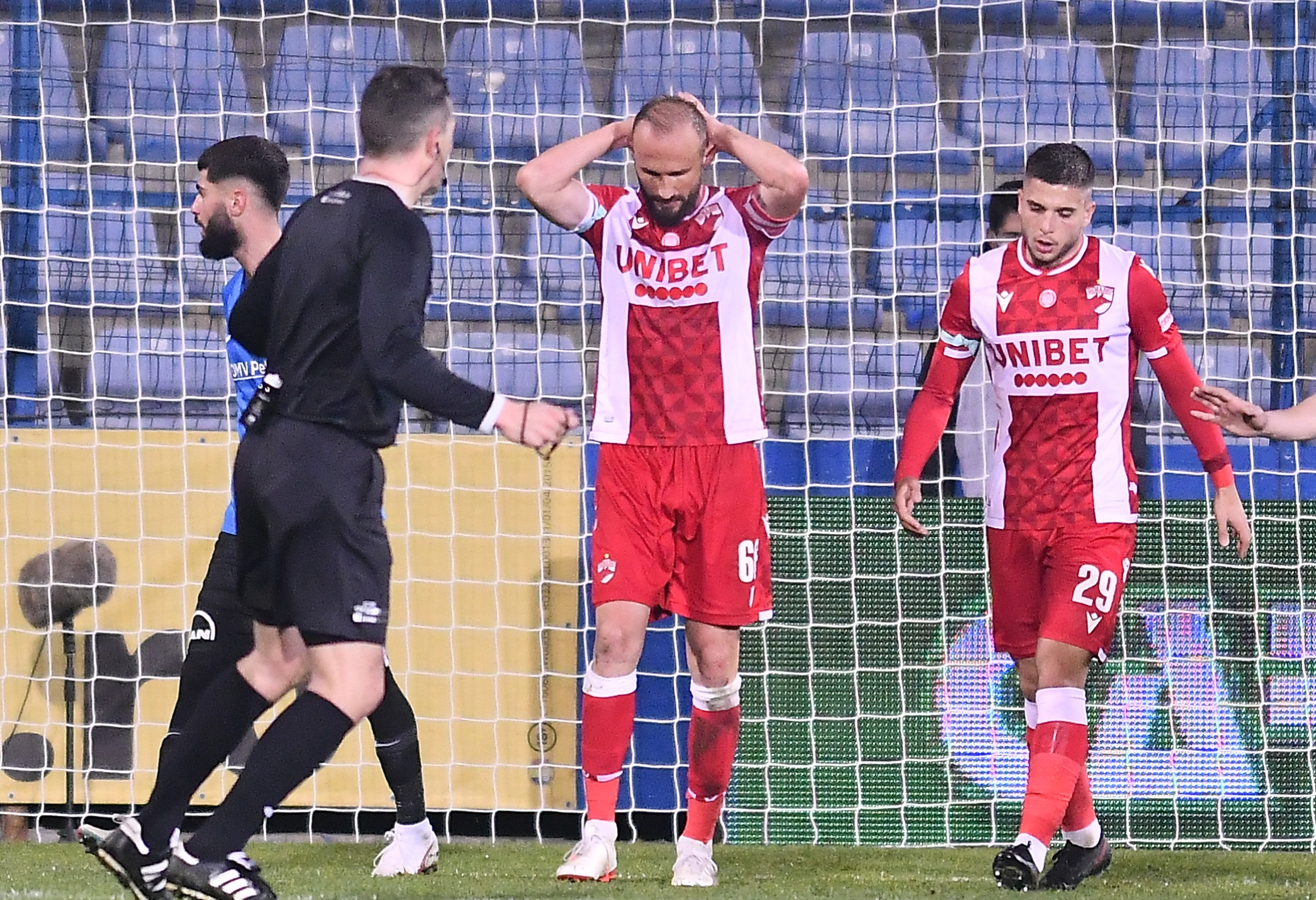 Dinamo riscă să rămână cu mai puțin de 6 jucători. ”Azi am vorbit cu ei!”